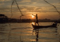 © Edo Potočnik - Ribič na jezeru Taunghtman ob sončnem vzhodu, Burma 2018