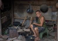 © Edo Potočnik - Priprava kurišča, Pakbeng, Mekong, Laos 2018