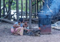 © Edo Potočnik - Sušenje rib v vasi Kampong Khleang, jezero Tonle Sap, Kambodža 2014 